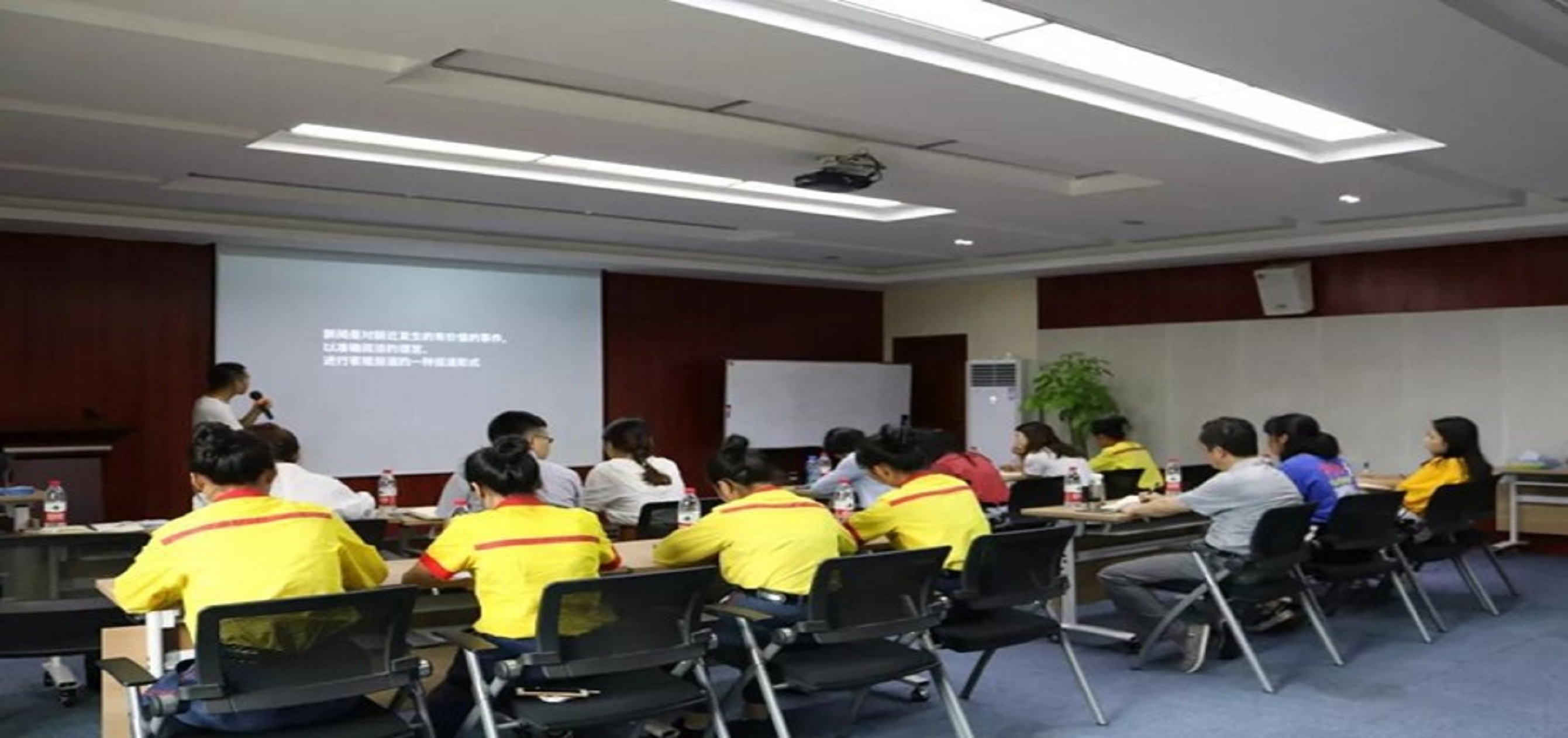 集團(tuán)開展新聞寫作與拍攝培訓(xùn)，為記者"加油充電"