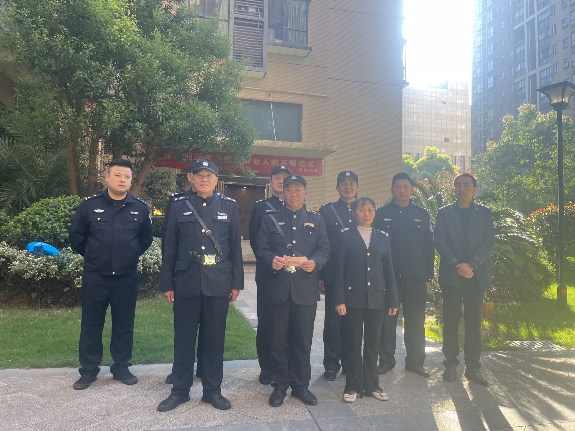 盡職盡責(zé)勇抓小偷，守護小區(qū)保平安